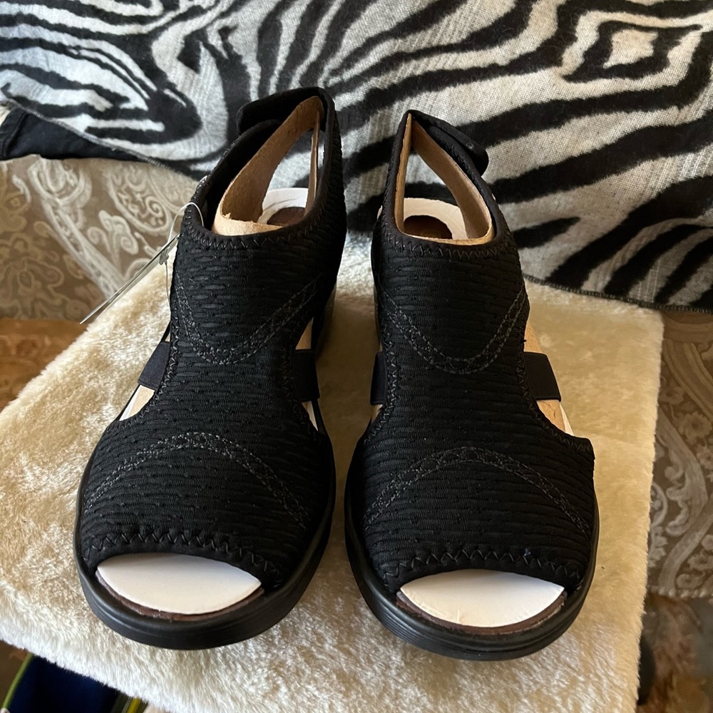 NWT Bzees wedged sandal